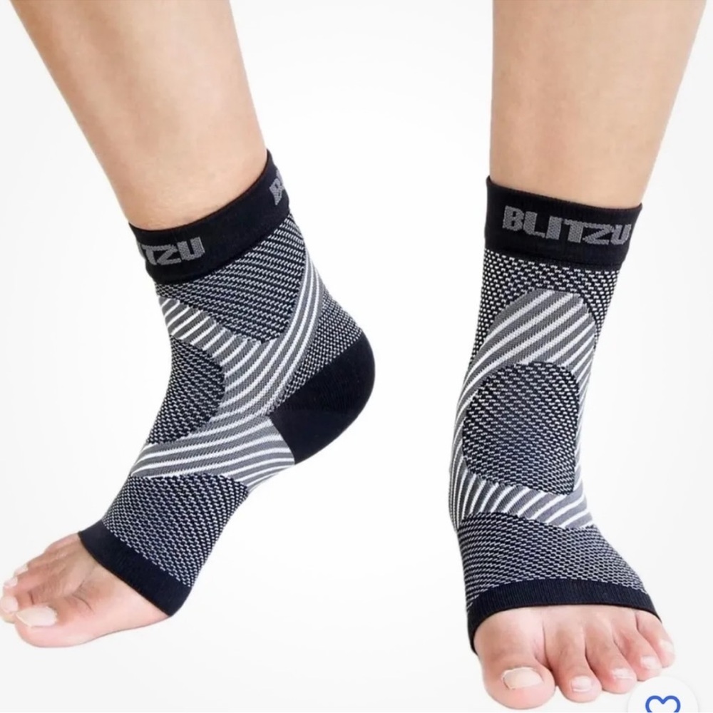 2 Pairs of Black & Gray Compression Sleeve Socks Women’s Size Large-X-Large NEW